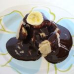 Sorvete de banana com calda de chocolate