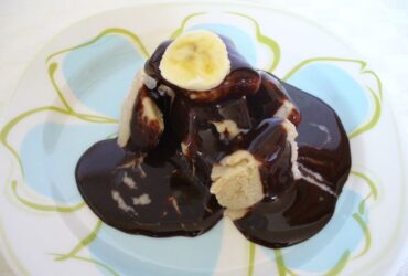 Sorvete de banana com calda de chocolate