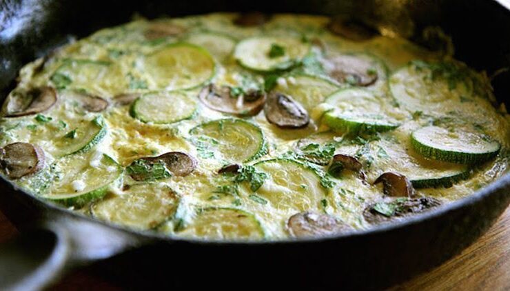 Omelete de cogumelos e abobrinha