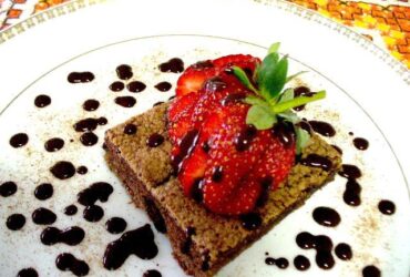 Brownie com morangos frescos