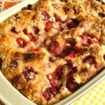 Cuca recheada com morangos