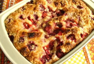 Cuca recheada com morangos