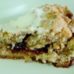 Torta crocante de damasco e amoras