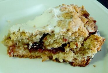 Torta crocante de damasco e amoras