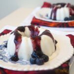 Mousse de cream cheese com calda de mirtilos