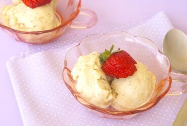 Sorvete cremoso de limão com banana caramelada (sem leite)