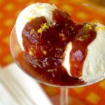 Sorvete de queijo zero lactose com calda de goiabada