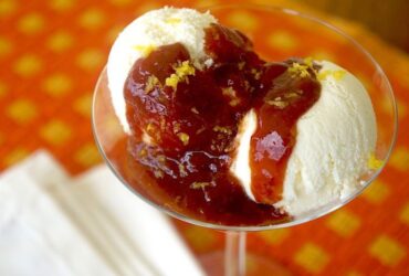 Sorvete de queijo zero lactose com calda de goiabada