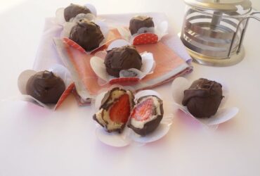 Bombons de morango com creme de amêndoas