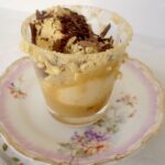 sorvete de baunilha com calda de caramelo salgado