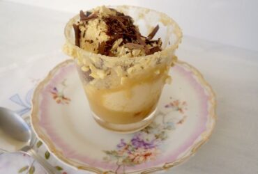 sorvete de baunilha com calda de caramelo salgado